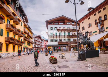 Piazza Silvestro Franceschi et rue principale, Corso Italia, dans le centre-ville. Cortina d'Ampezzo, province de Belluno, Vénétie, Italie, Europe. Banque D'Images