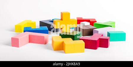 Éléments de jeu de puzzle multicolores désorganisés. Chaos, désordre, confusion, concept de début de travail. Jeu en bois pour enfants. Photo de haute qualité Banque D'Images