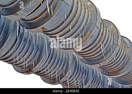 grand tuyau de soudure métallique avec des glaçons et de nombreux anneaux isolés sur fond blanc, diversité du système de chauffage de soudure vintage Banque D'Images