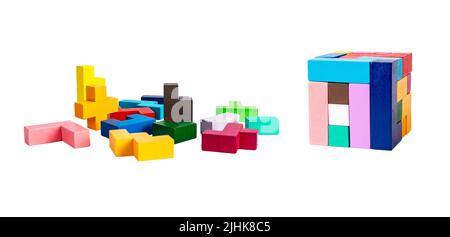 Chaos vs ordre concept. Des éléments et des blocs de jouets multicolores disposés dans un cube isolé sur fond blanc. Jeu d'enfants en bois pour le développement de la pensée logique. Photo de haute qualité Banque D'Images