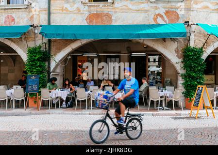 Caffè Italia au rez-de-chaussée de la Casa Cazuffi et de la Casa Rella, sur la Piazza Duomo, les fresques sur les façades de la Casa Cazuffi et de la Casa Rella stand Banque D'Images