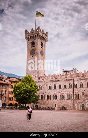 Palazzo Pretorio situé sur la Piazza del Duomo et la Tour Civic. Il abrite maintenant le Musée diocésain de Trent. Trento, Trentin, Trentin-Haut-Adige/Sü Banque D'Images