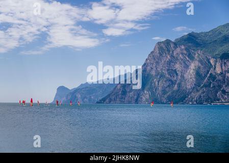 Vue sur le lac de Garde avec des planches à voile au départ de Torbole. Nago–Torbole est une commune italienne de la région du Trentin, située dans la région Nord de l'Italie Banque D'Images