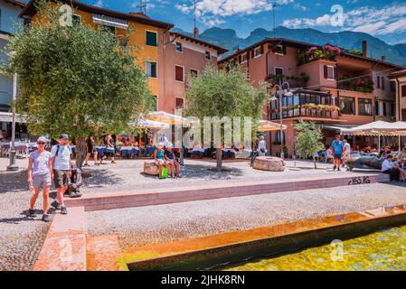 Porto Vecchio - Vieux Port. Malcesine est une commune italienne, située sur la rive est du lac de Garde, dans la province de Vérone, dans la région italienne de Vene Banque D'Images