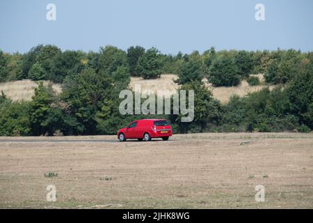 Dorney, Buckinghamshire, Royaume-Uni. 19th juillet 2022. Une voiture passe à travers les champs de route de Dorney. Les températures à Dorney, dans le Buckinghamshire, ont dépassé 40 degrés cet après-midi alors que le Royaume-Uni a enregistré la journée la plus chaude jamais enregistrée. Crédit : Maureen McLean/Alay Live News Banque D'Images