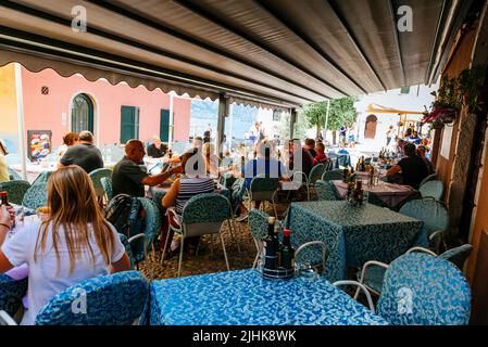 Restaurant et terrasse dans les rues colorées de Malcesine. Malcesine est une commune, commune, sur la rive est du lac de Garde dans la province o Banque D'Images