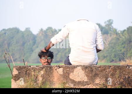 Deux jeunes hommes posant pour la photo d'une manière créative. Concept- photographie créative Banque D'Images