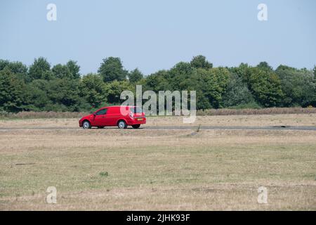 Dorney, Buckinghamshire, Royaume-Uni. 19th juillet 2022. Une voiture passe à travers les champs de route de Dorney. Les températures à Dorney, dans le Buckinghamshire, ont dépassé 40 degrés cet après-midi alors que le Royaume-Uni a enregistré la journée la plus chaude jamais enregistrée. Crédit : Maureen McLean/Alay Live News Banque D'Images