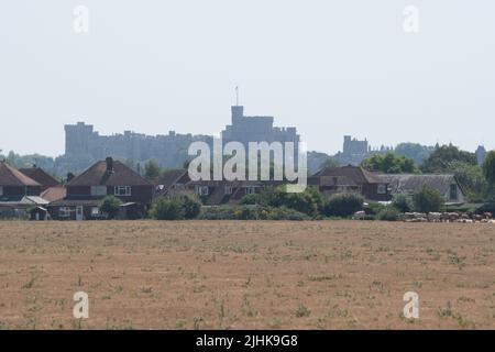 Dorney, Buckinghamshire, Royaume-Uni. 19th juillet 2022. Vue sur le château de Windsor sur les champs de bois de Dorney. Les températures à Dorney, dans le Buckinghamshire, ont dépassé 40 degrés cet après-midi alors que le Royaume-Uni a enregistré la journée la plus chaude jamais enregistrée. Crédit : Maureen McLean/Alay Live News Banque D'Images