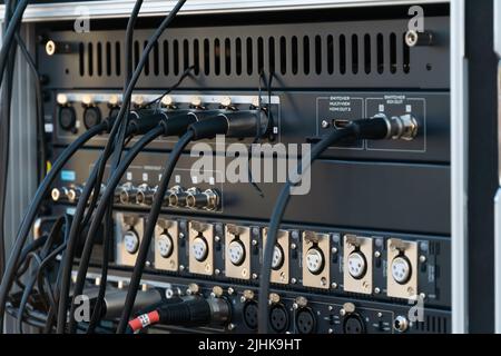 Un snake audio gros plan et un boîtier de scène avec des câbles et des prises xlr lors d'un spectacle en direct Banque D'Images