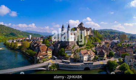 Voyages et sites touristiques en Suisse. Aarburg vue aérienne. Vieille ville médiévale avec un impressionnant château et une cathédrale sur la roche. Canton d'Argovie, Bern provincic Banque D'Images