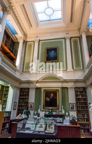 Bibliothèque de la Linnean Society de Londres, la plus ancienne société active du monde consacrée à l'histoire naturelle. Fondée en 1788 par Sir James Edward Smith, Burlington House, Londres, Angleterre, Royaume-Uni Banque D'Images