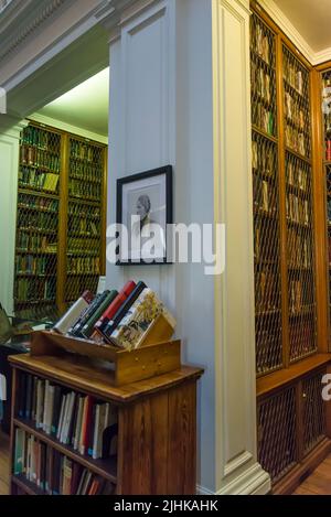 Bibliothèque de la Linnean Society de Londres, la plus ancienne société active du monde consacrée à l'histoire naturelle. Fondée en 1788 par Sir James Edward Smith, Burlington House, Londres, Angleterre, Royaume-Uni Banque D'Images