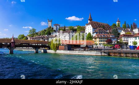 Charmante ville romantique de Lucerne, attraction touristique populaire en Suisse. Vieille ville avec canaux et ponts en bois célèbres Banque D'Images