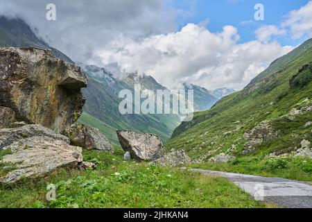 Paysage de montagne avec ciel nuageux dans la chaîne de montagnes de silvretta près de Galtür, Tyrol, Autriche Banque D'Images