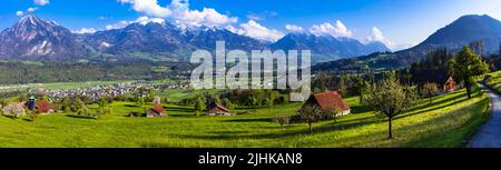 Paysage de la Suisse - village traditionnel typique avec des prairies verdoyantes et des maisons en bois près de Lucerne ville et lac avec vue imprenable sur Pilatu Banque D'Images