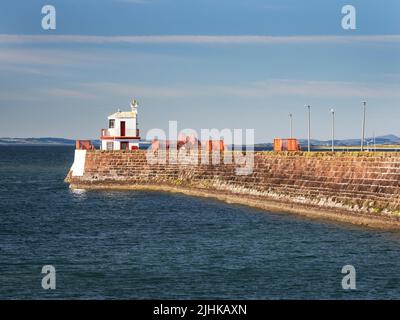 Le mur du port d'Arbroath, dans le nord-est de l'Écosse, au Royaume-Uni. Banque D'Images