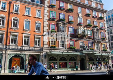 Fortnum & Mason Store, grand magasin datant de 18th ans, réputé pour ses produits d'épicerie gastronomiques, notamment ses thés et ses réserves de thé, Piccadilly, Londres, Angleterre, Royaume-Uni Banque D'Images