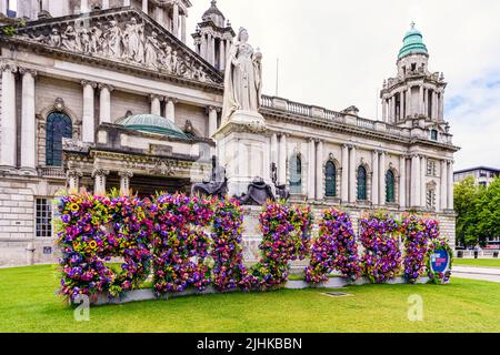 Des fleurs fleuries sont exposées en précisant « BELFAST » dans le domaine de l'hôtel de ville de Belfast, Irlande du Nord, Royaume-Uni Banque D'Images