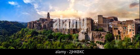 Villes médiévales pittoresques et beaux endroits de l'Italie - superbe village Pitigliano situé sur les rochers de tuffa en Toscane Banque D'Images