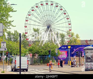 Glasgow, Écosse, Royaume-Uni 19 juillet 2022. Météo au Royaume-Uni : ensoleillé quand le temps s'est réchauffé et que les habitants ont vu des « robinets à l'eau » ou des températures supérieures dans le centre-ville quand les gens s'habituent à la chaleur. Glasgow a un oeil de londres dans la forme de la roue de ferris de l'île de clyde.Clyde Island est une plage urbaine dans le centre de Glasgow City Center avec la nourriture et les boissons artisanales, un bar sous licence, une grande plage et des manèges et attractions !Credit Gerard Ferry/Alay Live News Banque D'Images