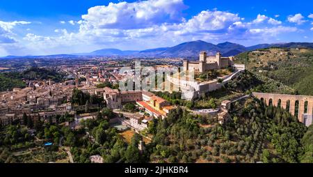 Patrimoine de l'Italie et monuments anciens de l'Ombrie. Impressionnante ville de Spoleto vue aérienne du château Rocca Albornoz et splendide pont romain Ponte dell Banque D'Images