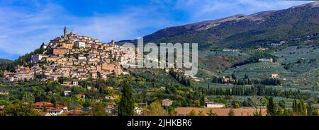 Campagne pittoresque traditionnelle de l'Italie et célèbres villages médiévaux au sommet d'une colline de l'Ombrie - ville de Trevi, province de Pérouse Banque D'Images
