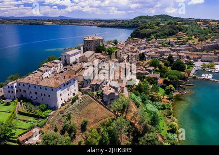 Lacs pittoresques d'Italie - belle Bolsena. Vue aérienne du village médiéval de Capodimonte. Province de Viterbo, région du Latium Banque D'Images