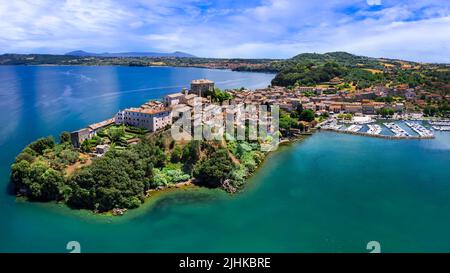 Lacs pittoresques d'Italie - belle Bolsena. Vue aérienne du village médiéval de Capodimonte. Province de Viterbo, région du Latium Banque D'Images