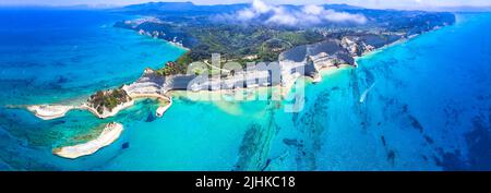 Îles Ioniennes de Grèce. Vue panoramique aérienne de la superbe Cape Drastis - paysage naturel de beauté avec des rochers blancs et des eaux turquoise, par du nord Banque D'Images