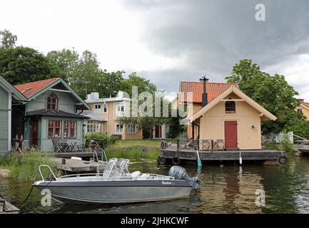 Chalets de pêche traditionnels en bois sur l'île de Vaxholm en Suède Banque D'Images