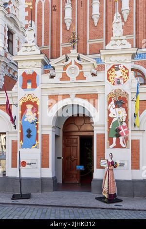 Maison des Blackheads de Riga; sculptures colorées autour de l'entrée de la Maison des Blackheads, place de l'Hôtel de ville, vieille ville de Riga, Riga Lettonie Banque D'Images