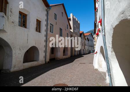 Arcades historiques de Glurns, ville médiévale de Glurns/Glorenza, ville médiévale, Trentin-Haut-Adige, Tyrol du Sud, Italie. Banque D'Images