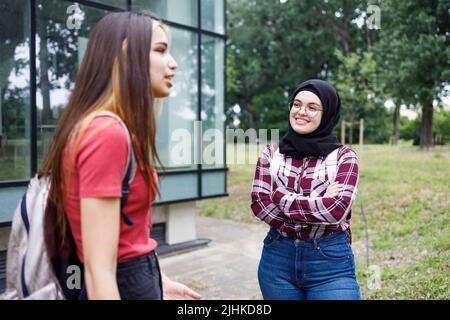 Deux jeunes amis qui parlent en pause de leurs cours Banque D'Images