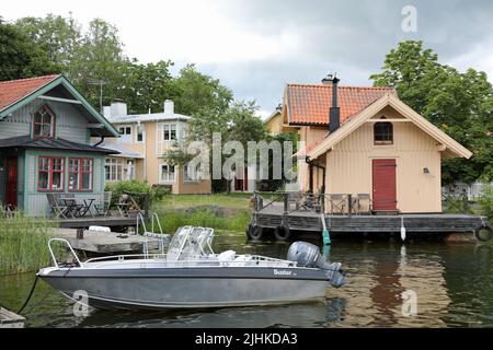 Chalets de pêche traditionnels en bois sur l'île de Vaxholm en Suède Banque D'Images