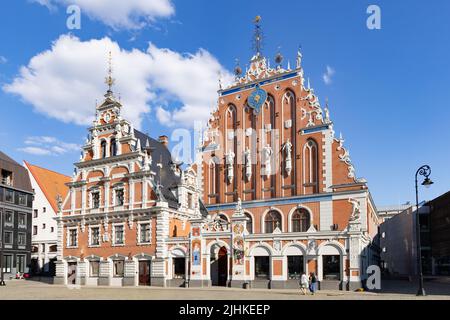 L'architecture de Riga; la Maison médiévale des Blackheads, 14th siècle, restaurée 20th siècle; la vieille ville de Riga, place de l'Hôtel de ville Riga Lettonie. Riga Voyage. Banque D'Images