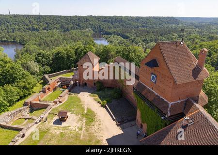 Château médiéval ; Château de Turaida datant de 13th ans, vue d'en haut, depuis le sommet de la tour du château, Turaida Lettonie Europe Banque D'Images