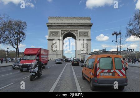 Arc de Triomphe depuis le milieu de la circulation Banque D'Images