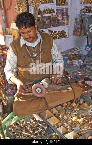 Cuivre brillant et objets dorés, Inde Banque D'Images