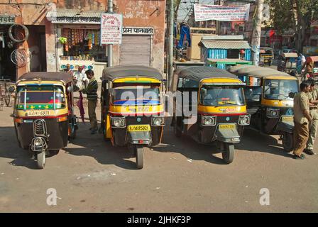 Des taxis tuk tuk attendent les passagers dans la rue Banque D'Images