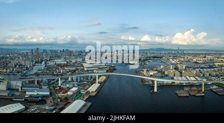 Vue panoramique sur le pont au-dessus de la rivière et la ville tentaculaire au niveau de la mer Banque D'Images