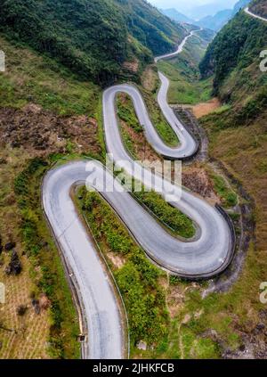 Tham Ma passe à Ha Giang depuis la vue aérienne au coucher du soleil Banque D'Images