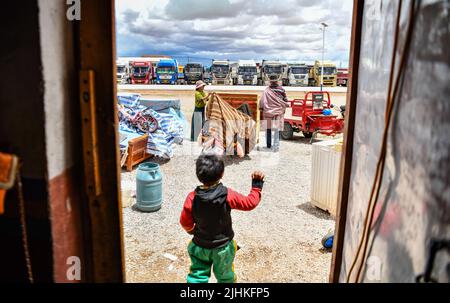 (220719) -- NAGQU, 19 juillet 2022 (Xinhua) -- les villageois déposent leurs effets personnels pour les relocaliser dans le canton de Doima, dans le comté de Tsonyi, dans la région autonome du Tibet, au sud-ouest de la Chine, à 12 juillet 2022. Le comté de Tsonyi, région autonome du Tibet au sud-ouest de la Chine, a commencé mardi le déplacement de son deuxième lot de résidents, dans le cadre du plan de la région visant à améliorer les conditions de vie des populations et à protéger l'écosystème local fragile. Avec une altitude moyenne de plus de 5 000 mètres, le comté de Tsonyi couvre une superficie totale de 120 000 km carrés et fait partie de la réserve naturelle nationale de Changtang, la plus grande et la plus haute de Chine Banque D'Images