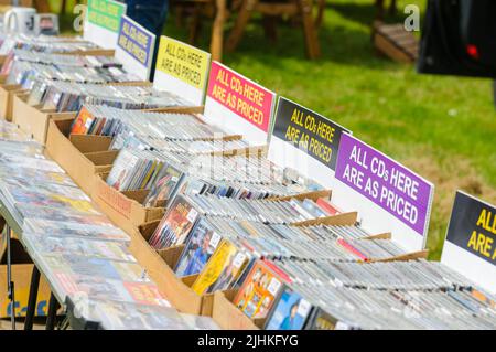 Disques compacts de musique country irlandaise en vente dans un stand du marché. Banque D'Images