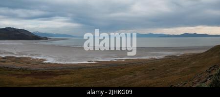 Vue sur Great Salt Lake au parc national d'Antelope Island, Utah Banque D'Images