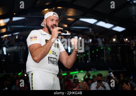 Swansea, Royaume-Uni. 16 juillet 2022. Le boxeur professionnel britannique Tyson Fury a fait son apparition lors de sa fête d'après-événement à Swansea, au sud du pays de Galles Banque D'Images