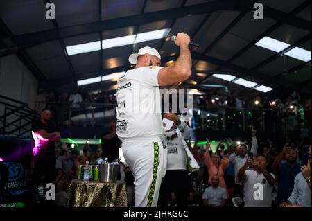 Swansea, Royaume-Uni. 16 juillet 2022. Le boxeur professionnel britannique Tyson Fury a fait son apparition lors de sa fête d'après-événement à Swansea, au sud du pays de Galles Banque D'Images