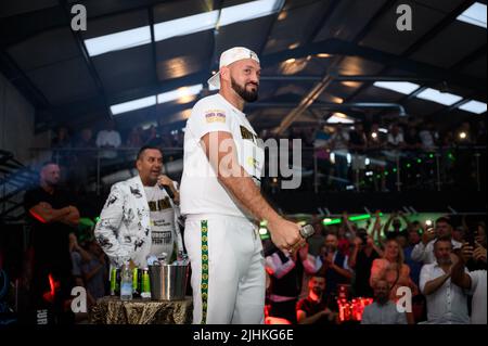 Swansea, Royaume-Uni. 16 juillet 2022. Le boxeur professionnel britannique Tyson Fury a fait son apparition lors de sa fête d'après-événement à Swansea, au sud du pays de Galles Banque D'Images