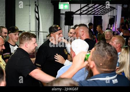 Swansea, Royaume-Uni. 16 juillet 2022. John Fury, soutenant son fils, le boxeur professionnel britannique Tyson Fury, qui a fait son apparition à Swansea, Sout Banque D'Images