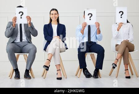Portrait de femme d'affaires de race mixte comme candidat choisi dans un groupe de divers hommes d'affaires en attente d'entrevue. Équipe d'hommes et de femmes candidats à Banque D'Images